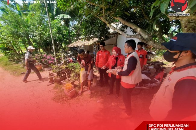 Wakabid Penanggulangan Bencana, Kesehatan Perempuan dan Anak PDI Perjuangan Lampung Selatan Berikan Bantuan Korban Bencana Banjir Di Sidomulyo