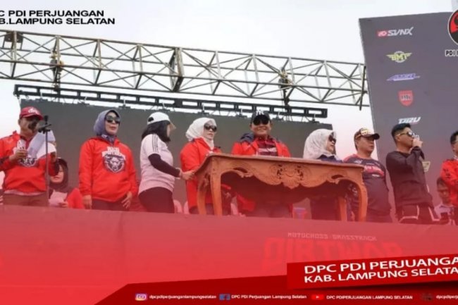 Bupati Lampung Selatan H. Nanang Ermanto membuka Kejuaraan Motocross dan Grasstrack sekaligus meresmikan Arena Sirkuit Motocross yang terletak di Desa Kedaton, Kecamatan Kalianda.