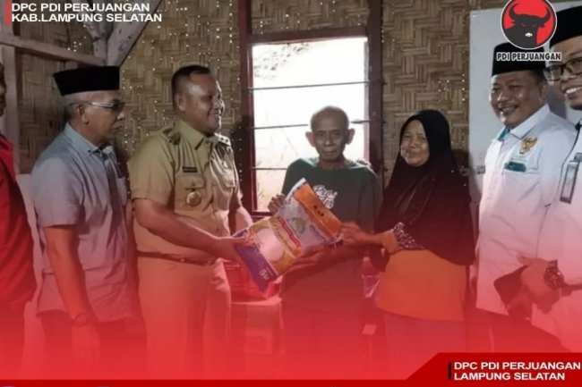 Bupati H. Nanang Ermanto Berikan Bantuan Tumah Tidak Layak Huni Bersama Dengan Badan Amil Zakat Nasional (BAZNAS) Lampung Selatan.