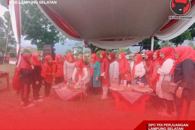 Peringati Hari Ibu Ke-94, Ketua Srikandi DPC PDI Perjuangan Lampung Selatan Bunda Hj. Winarni Nanang Ermanto Adakan Senam Sicita Dan Potong Tumpeng Bersama Kader Srikandi
