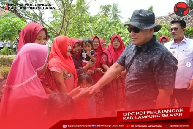 Bupati Lampung Selatan H. Nanang Ermanto Memberikan Bantuan Bedah Rumah Kepada Warga di Kecamatan Sidomulyo