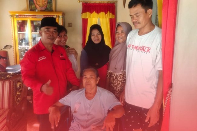 Peduli Kepada Masyarakat, DPC PDI Perjuangan Lampung Selatan Berikan Kursi Roda Gratis