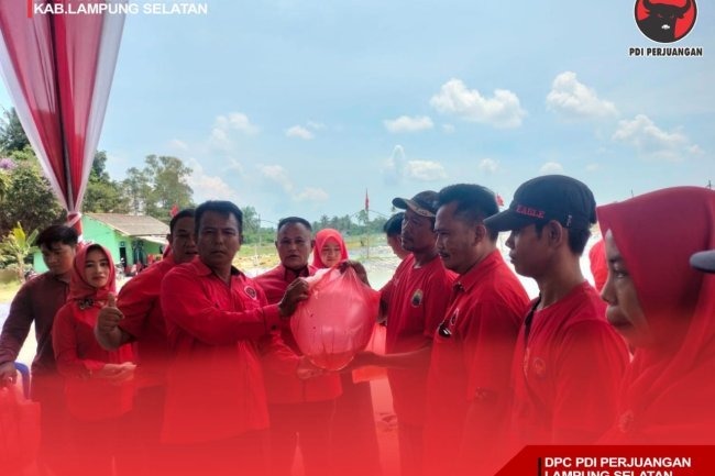 Kepala  BPEK PDI Perjuangan Lampung Selatan Bagikan Sejuta Bibit Nila ke Pokdakan