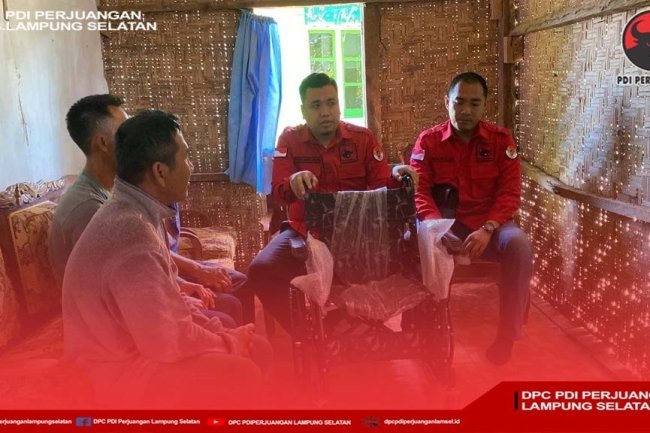 Kepala BBHAR Merik Havit.SH.MH. Memberikan Bantuan Kursi Roda kepada Ibu Jasmani