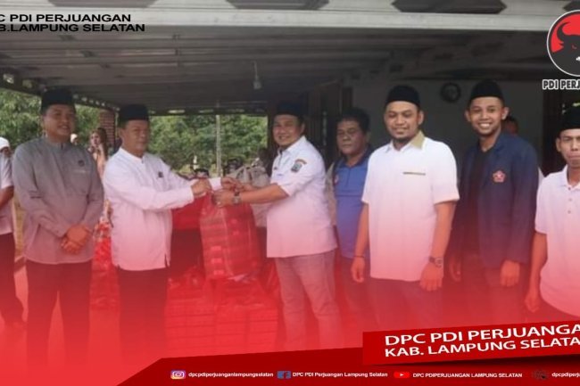 Gandeng Karang Taruna, Ketua DPRD Lamsel Bagikan Ribuan Paket Berbuka Puasa Kepada Masyarakat