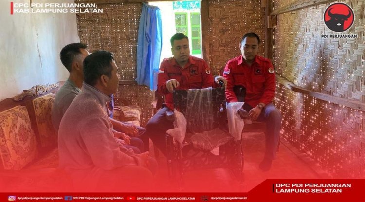 Kepala BBHAR Merik Havit.SH.MH. Memberikan Bantuan Kursi Roda kepada Ibu Jasmani