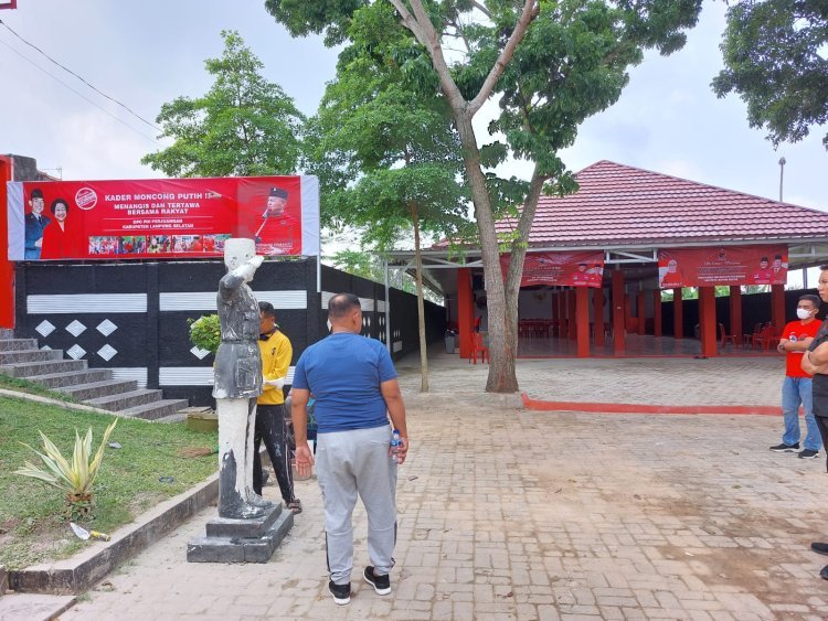Pembuatan Patung Bung Karno di Depan Aula DPC PDI Perjuangan Lampung Selatan 