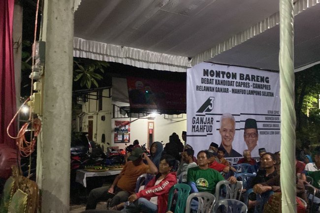 Relawan Ganjar-Mahfud Lampung Selatan Nonton Bareng Debat Cawapres di Kalianda