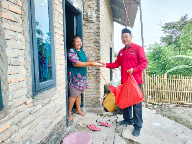 DPC PDI Perjuangan Kabupaten Lampung Selatan Membagikan 10.000 Telur Rebus Kepada Masyarakat