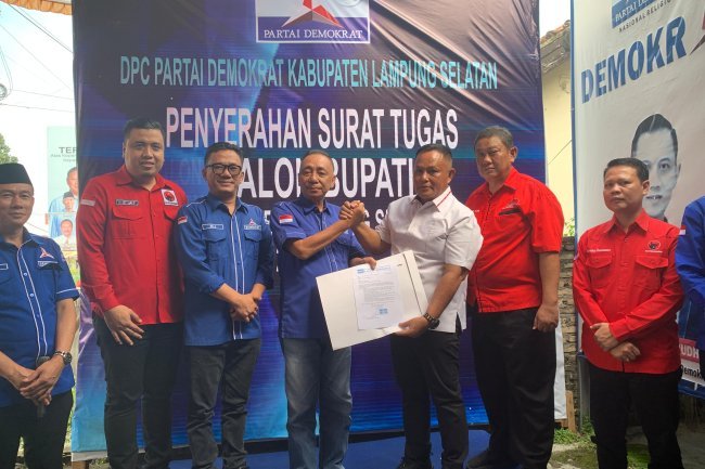 Ketua DPC PDI Perjuangan Kabupaten Lampung Selatan Nanang Ermanto Terima Surat Tugas Dari Partai Demokrat