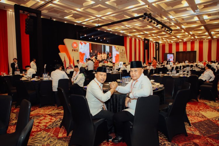 Presiden PKS Ahmad Syaikhu Resmi Serahkan Dukungan  Maju Pilkada Ke Nanang Ermanto - Antoni Imam