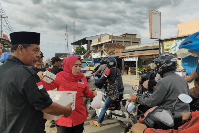 Rosdiana SH Anggota Fraksi PDI Perjuangan Lampung Selatan Bagikan 1.000 paket Takjil Berbuka Puasa