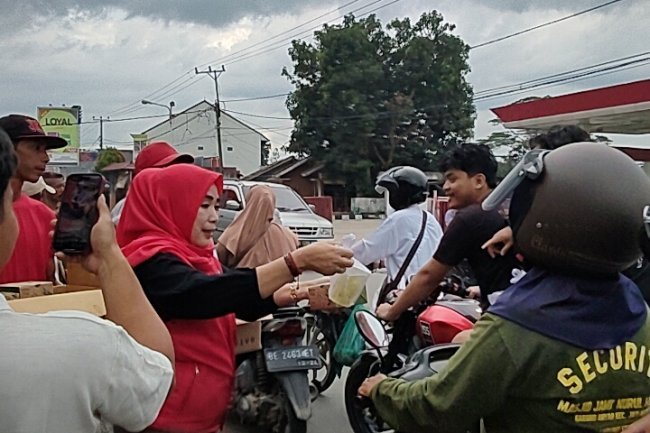 Rosdiana S.H Berbagi Kebahagian Ramadan Dengan Pembagian Takjil Gratis