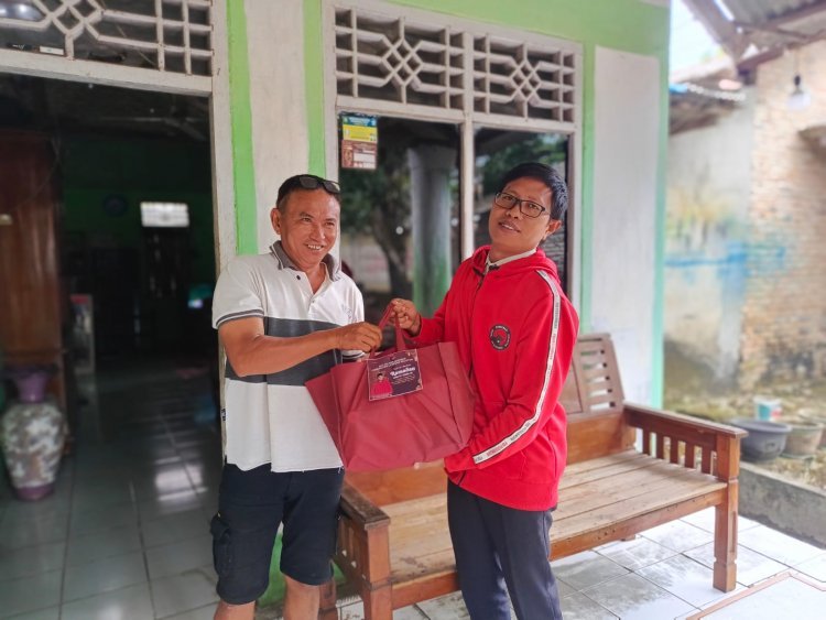 Jum'at Berkah, DPC PDI Perjuangan Lampung Selatan Salurkan Sembako Kepada Masyarakat Sekitar