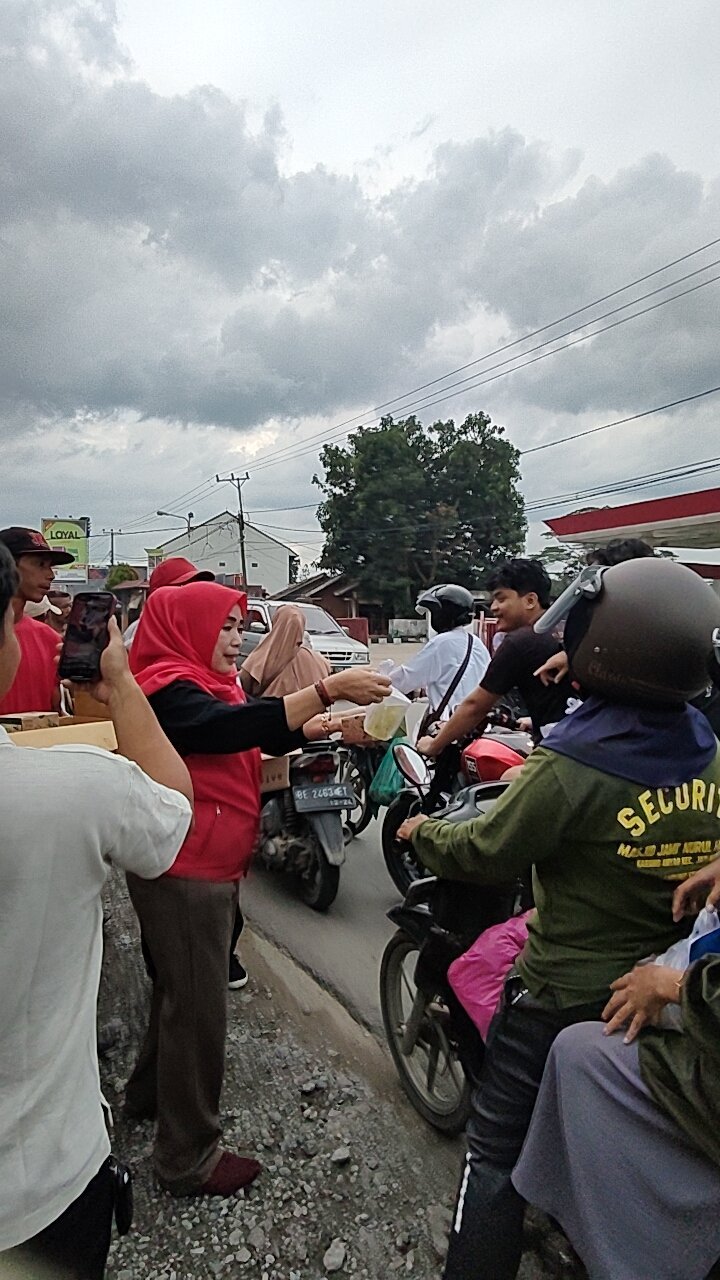 Rosdiana S.H Berbagi Kebahagian Ramadan Dengan Pembagian Takjil Gratis