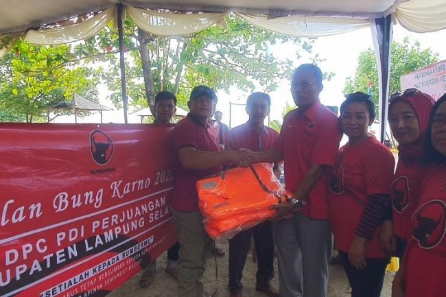 Gelar Haul Bung Karno ,Ketua Fraksi PDI Perjuangan DPRD Lampung Selatan Bagikan Jaket Pelampung