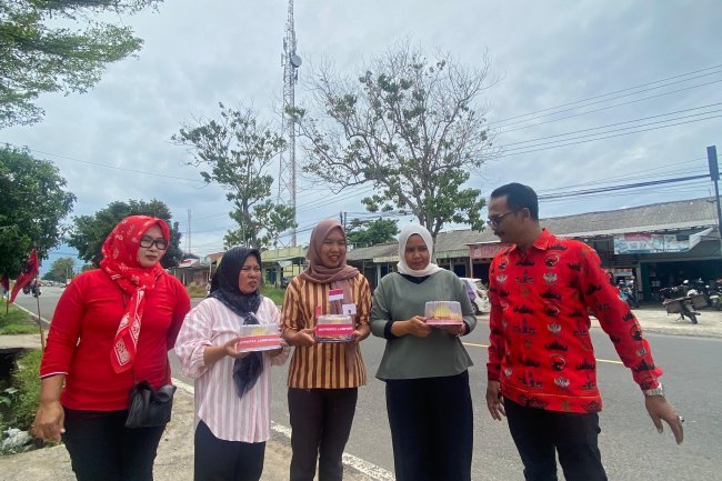 Peringati HUT Ke-53 DPC PDI Perjuangan Lampung Selatan Mebagikan Tumpeng Kepada Wong Cilik
