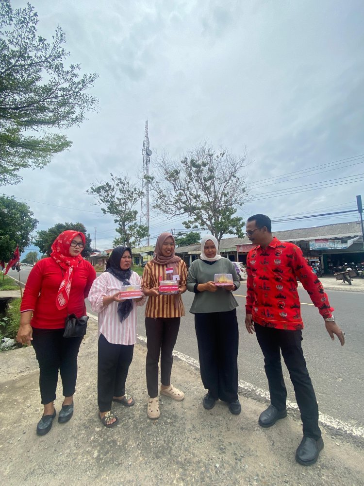 Peringati HUT Ke-53 DPC PDI Perjuangan Lampung Selatan Mebagikan Tumpeng Kepada Wong Cilik