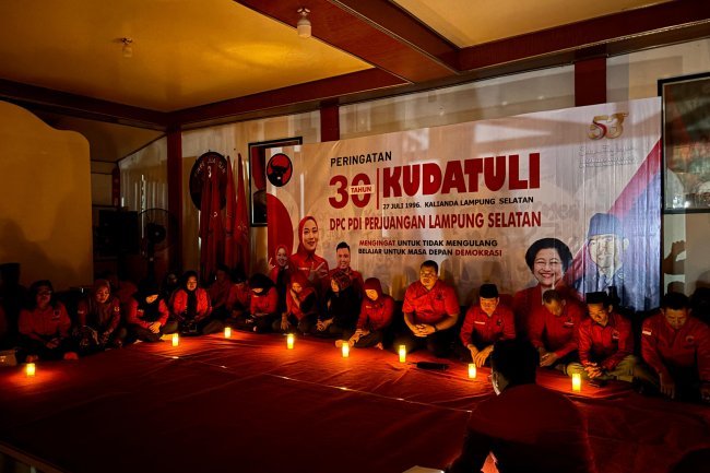 Nyala Lilin, Renungan Hingga Mencium Sang Merah Putih Tandai Peristiwa Kudatuli, Lesty Putri Utami: Jas Merah!