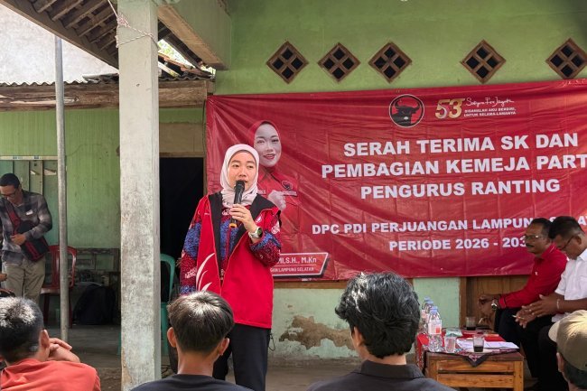 DPC PDI Perjuangan Kabupaten Lampung Selatan Gelar Serah Terima Surat Keputusan (SK) Ranting Dan Pembagian Seragam Partai Di Kecamatan Way Sulan