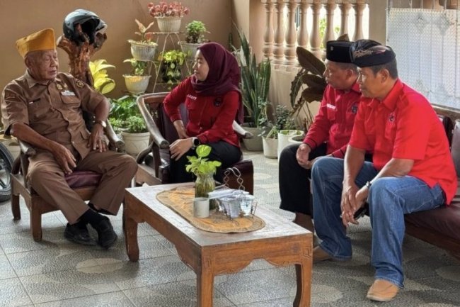 Ketua DPC PDI Perjuangan Lampung Selatan Sambangi Kediaman Darwato, Veteran Penjaga Kemerdekaan