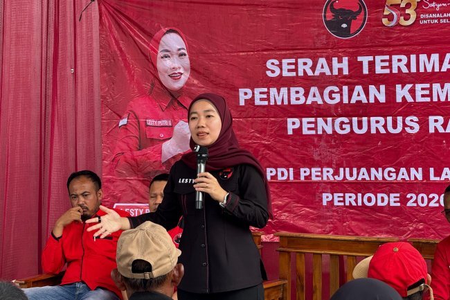 DPC PDI Perjuangan Lampung Selatan Serahkan Surat Ketetapan (SK) dan Seragam Pengurus Ranting