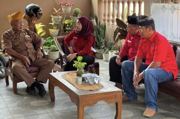 Ketua DPC PDI Perjuangan Lampung Selatan Sambangi Kediaman Darwato, Veteran Penjaga Kemerdekaan