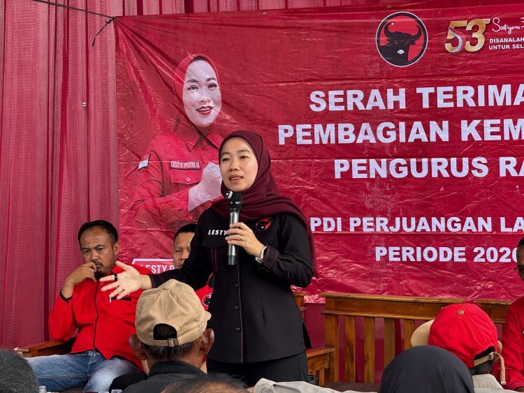 DPC PDI Perjuangan Lampung Selatan Serahkan Surat Ketetapan (SK) dan Seragam Pengurus Ranting