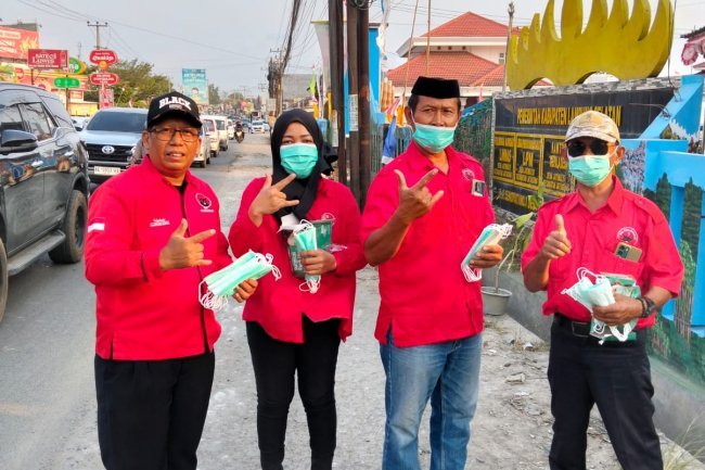 Antisipasi Abu Vulkanik Anak Krakatau, PAC PDI Perjuangan Jati Agung Bagikan 10.000 Masker