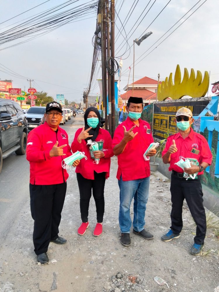 Antisipasi Abu Vulkanik Anak Krakatau, PAC PDI Perjuangan Jati Agung Bagikan 10.000 Masker